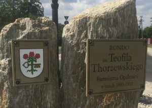 ZAMONTOWANO TABLICĘ UPAMIĘTNIAJĄCĄ TEOFILA THORZEWSKIEGO