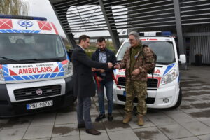 Karetki zostały oficjalnie przekazane. Wkrótce trafią do Kijowa.