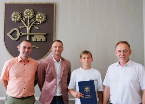 Młody zawodnik jiu-jitsu brazylijskiego z wizytą u burmistrza